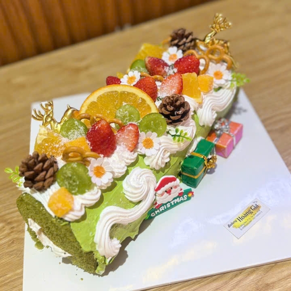 Bánh Giáng Sinh 199K – Cốt Mềm, Kem Béo Nhẹ | Hoàng Gia Bakery