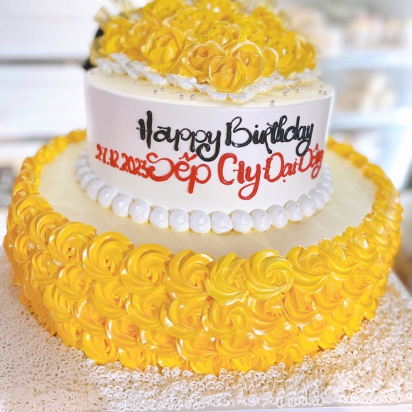 Bánh kem hoa vàng mừng xuân